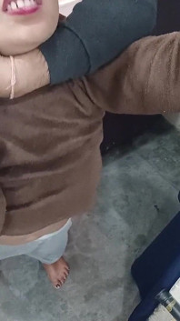 女孩在厨房冰箱门射在屁股上性交