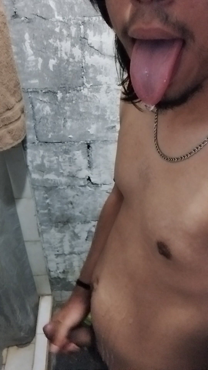 AlexAlejandro13: 벌거벗은 채로 배에 침이 다 쏟아졌어요