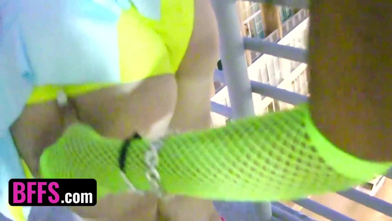 BFFS: BFFS - iubite țâțoase în bikini sexy neon se dezlănțuie cu jucării sexuale și...