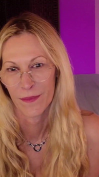 Rozpoutaná hladová milfka má slabocha na oběd! Jess Ryan