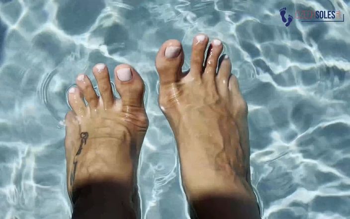 Czech Soles - foot fetish content: Pés sensuais da deusa ucraniana à beira da piscina