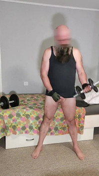 Дрочу мой член, пока поднимаю гирьки