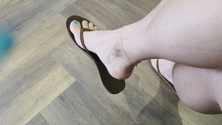 Tsbellaroma: Dangling Flipflop with Sweaty Feet