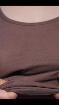 Je touche mes gros seins naturels à travers mon t-shirt