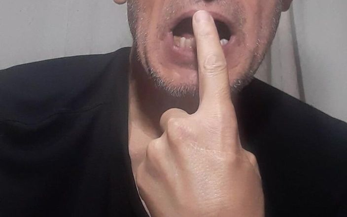 Big uncut hard cock: Een warme romantische liefdevolle kus met mijn mond en mijn...