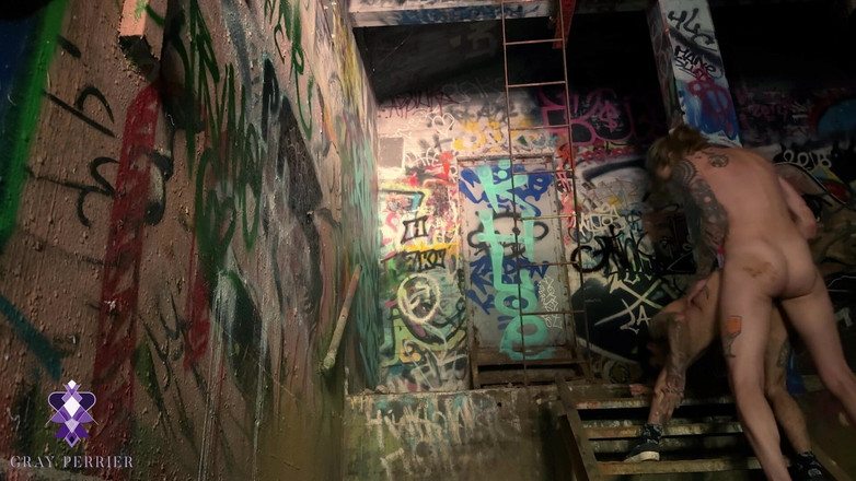 Gray Perrier: Trans dziewczyna przyłapana na pieprzeniu trans mężczyzny w opuszczonym budynku