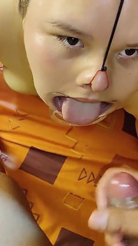 彼女は私の精液をフェイスマスクとして使用するのが大好きです