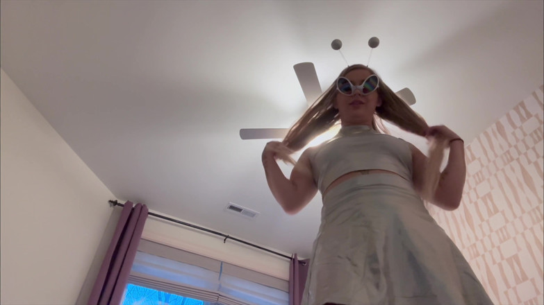 Kink in Time: Phoenix Sinz's Futuristic Giantess Domination 4K POV Shrinking Fantasy Awaits!