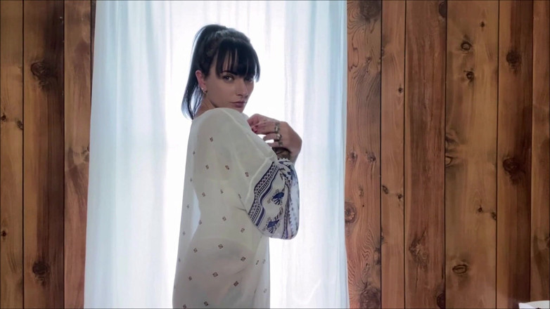 Miss Morticia: Không khỏa thân chính tả