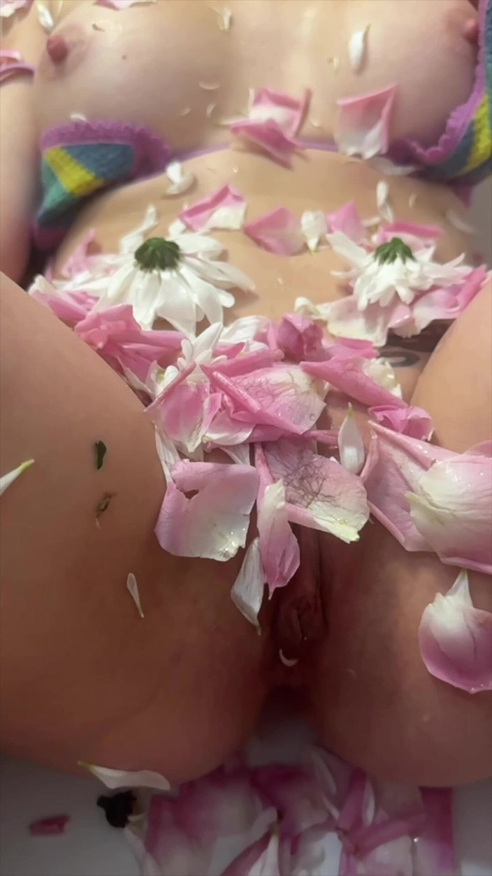 Gina Gerson: Rose Mandi Fetish Busa dengan Maya Rose
