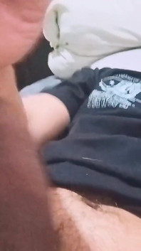 Pria seksi ini lagi asik masturbasi sambil bugil di ranjang saat nggak ada orang di rumah