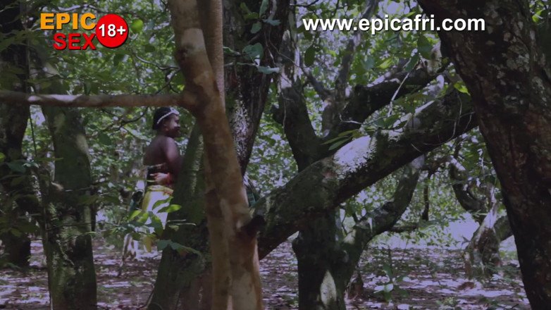 Epicafri: Des jeunes filles lesbiennes excitées baisent et squirtent dehors