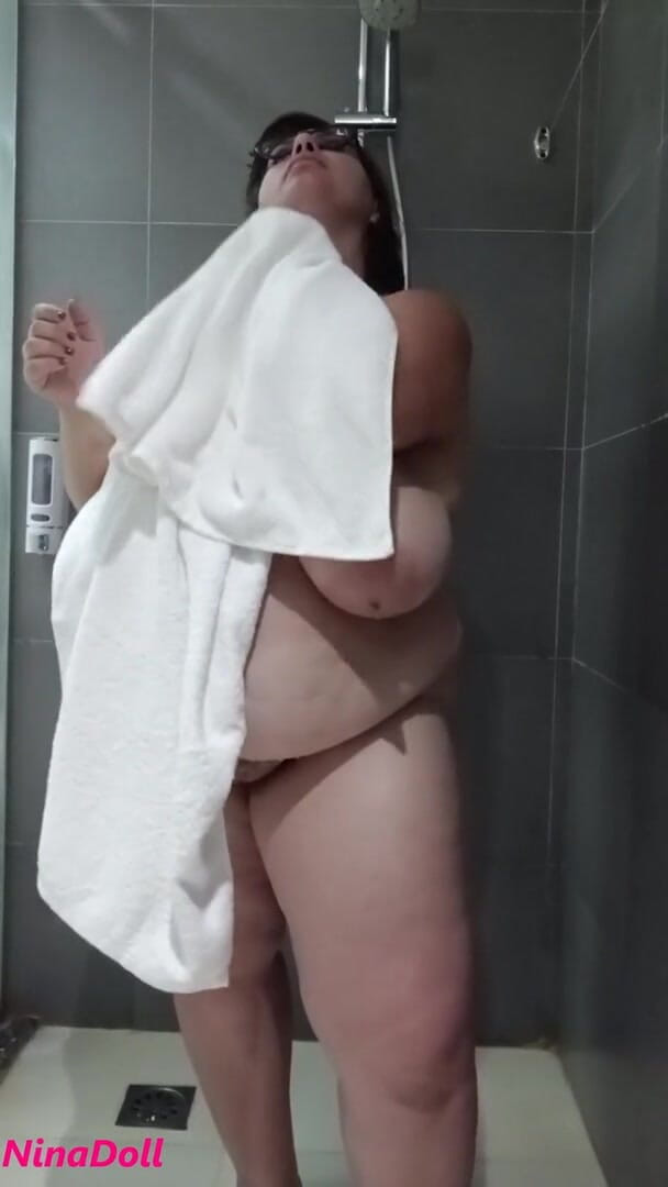 Nina Doll: Masaż olejny i prysznic BBW POV ogromna milf