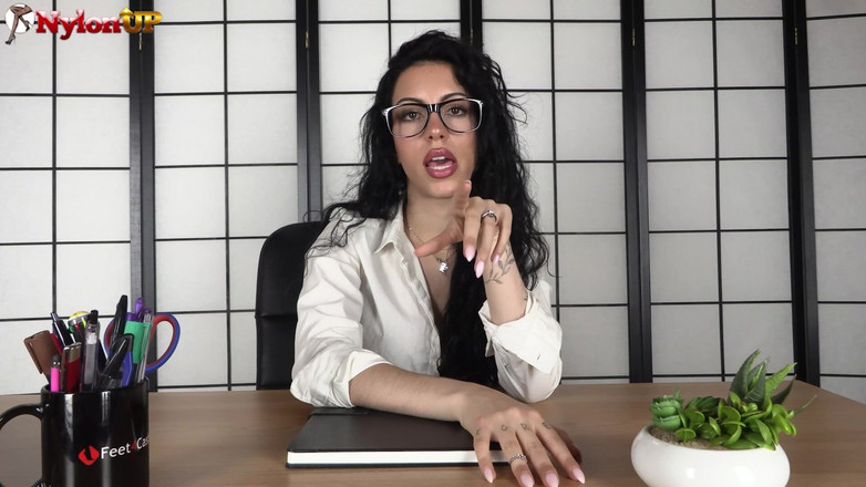 FootFetish Girls With Sex Toys and Nylons: Кучерява леді бос карає свою збуджену секретарку чуттєвим поклоніння ногам