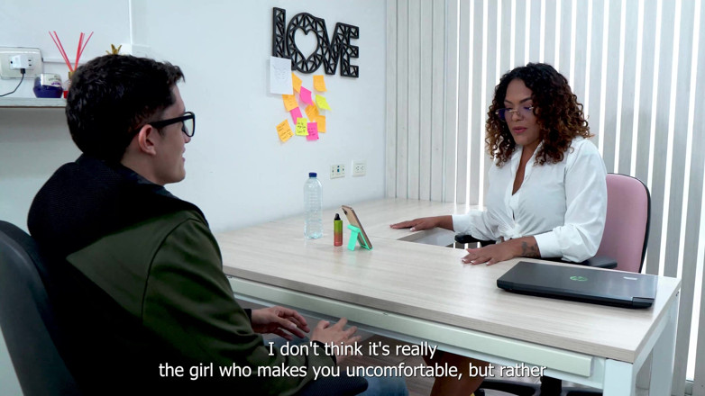 Crewnext: Profesoara Ebony face sex interrasial cu un băiat tocilar virgin,...