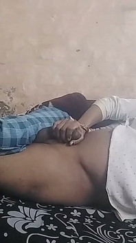 देसी गाव की भाभी जी को घर बुकाकर खुब पेला