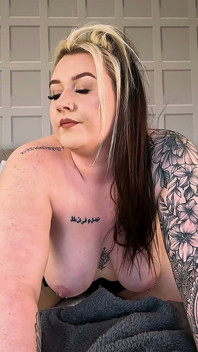 Anslutning med sexig tatuerad alt -tjej