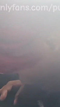 Velké rty zrzavá hlava auta