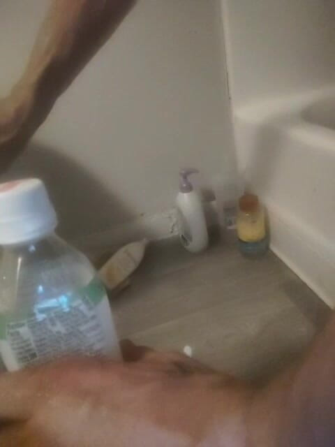 K8e Snow: Zkoušení oblečení v koupelně