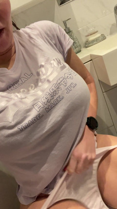 Sophie James: 21 video di figa pelosa pipì nel disperato giro di...