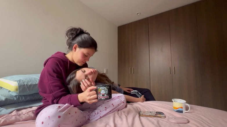 scarlettandc: Mangio il cono della mia coinquilina mentre lei gioca ai...