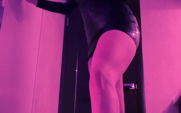 Goddess Misha Goldy: Настроение: ходить с этими сексуальными длинными ногами над телом и топтать твое мужское эго с этими огромными каблуками!