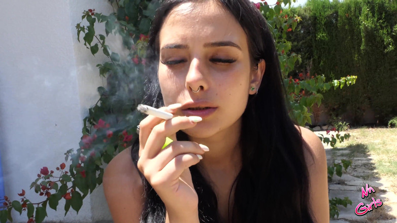 NN Girls: Sweet Maria धूम्रपान.