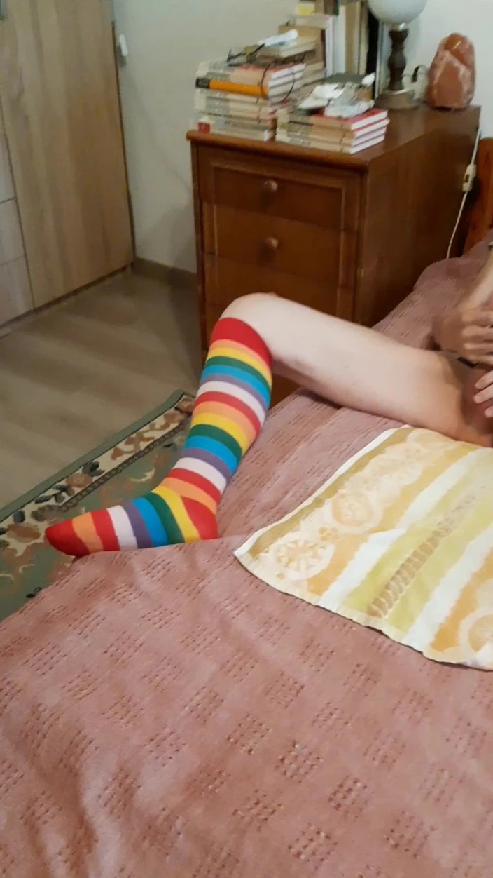 Hunleslie: A Good Masturbation in Knee-high Socks