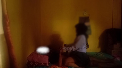 Famly sex: Genç kız üniversiteden eve üvey babasının entot'ında kimse yokken geliyor