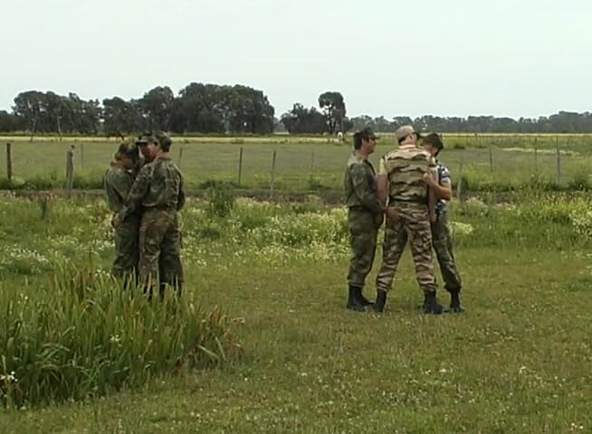 Bareback TV: Des homosexuels militaires satisfont leurs besoins sexuels dans une orgie à...