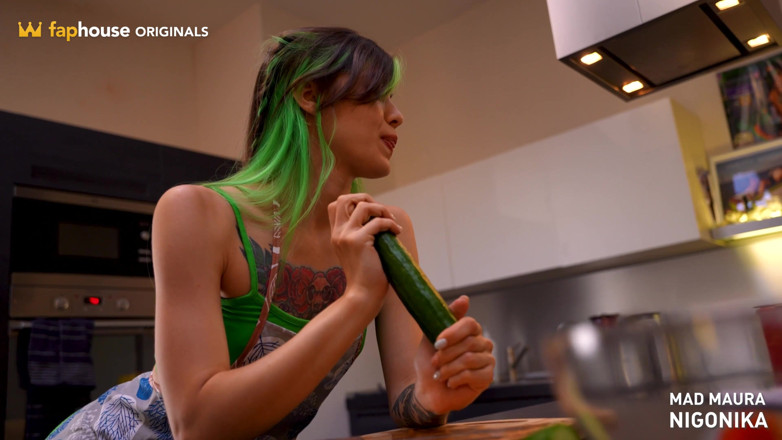 Mad Maura: Pepino y cocina anal divertida