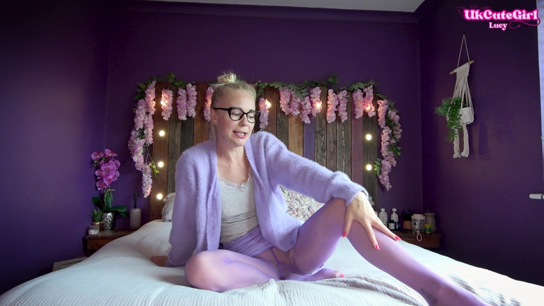 UKCuteGirl Lucy Lauren: Učitelské punčocháče po hodině - Jizz na mých lesklých nylonových punčochách