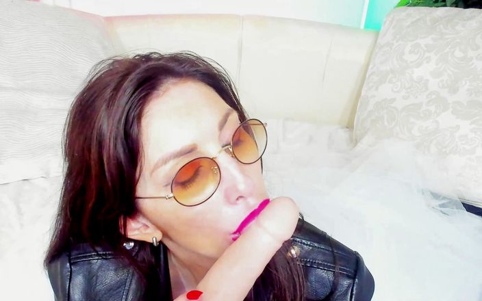 Liza Virgin: Ateşli orta yaşlı seksi kadın gözlüklü sakso çekiyor