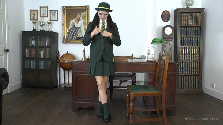 St Mackenzie's Archive: Pixiee leker med sin rivaliserande collegeuniform
