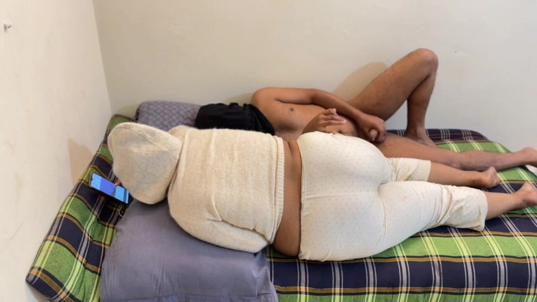 Aria Mia: Acorde de manhã e faça sexo com madrasta na cama