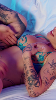 Blonda tatuată cu țâțe mari are parte de o gură plină de spermă