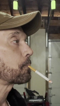 Il patrigno condivide un fumo