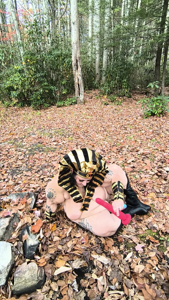 HerculesnVENUS: Что эта шлюха делает в этих листьях? на коленях?