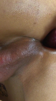Un travesti tailandés llamado Noon usa un vibrador en su culo