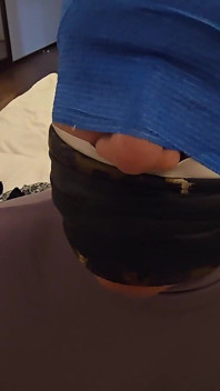 Ehemann kommt auf ihr kleid