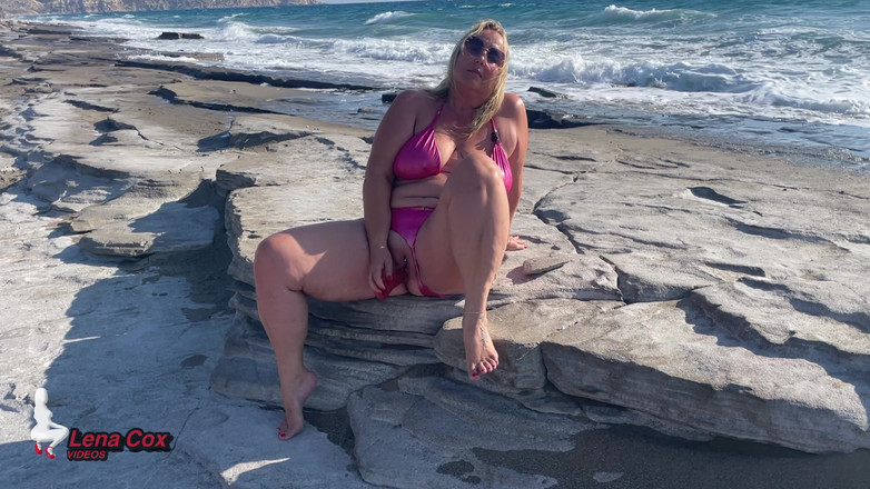 Lena Cox: Bikini-nymphomanin Masturbiert Am Strand - Riskante Squirting-orgasmen