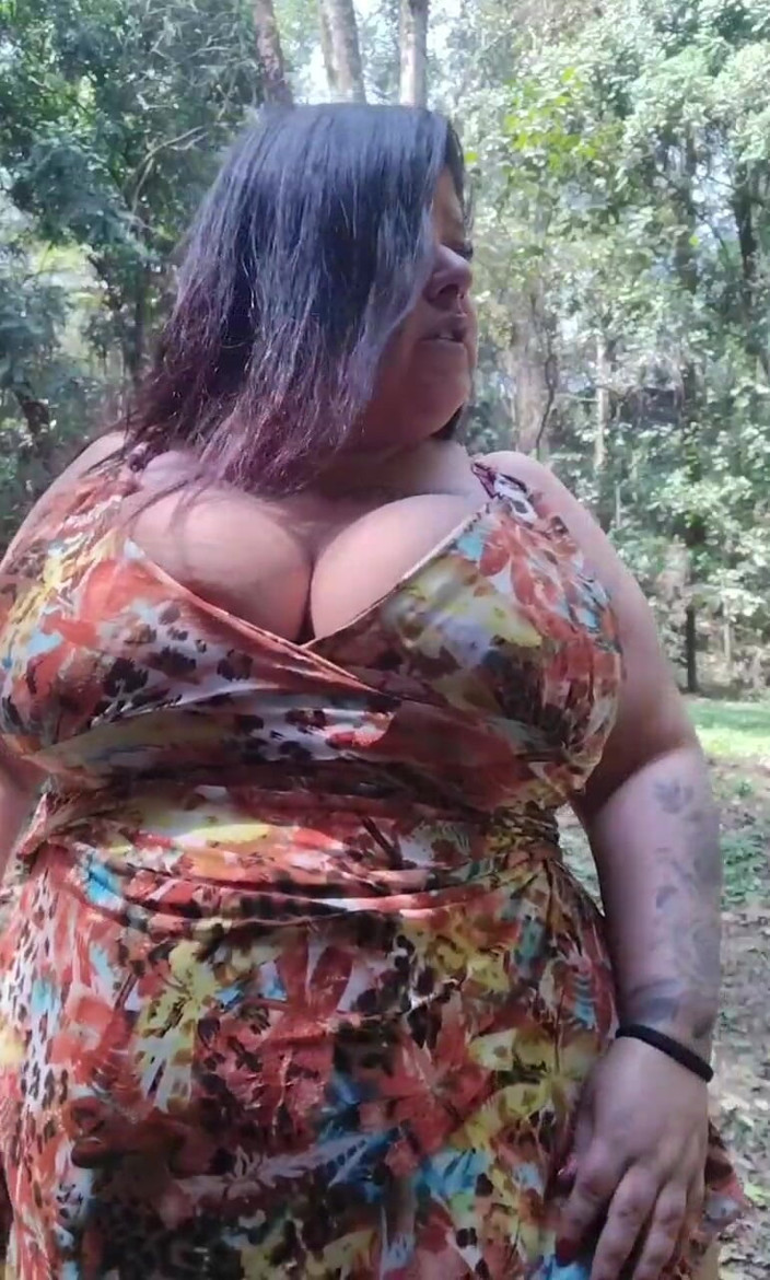 Mary Jhuana: Gordas mostrando peitos grandes no parque