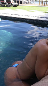 Sepong kontol ceroboh + jilat memek di kolam renang