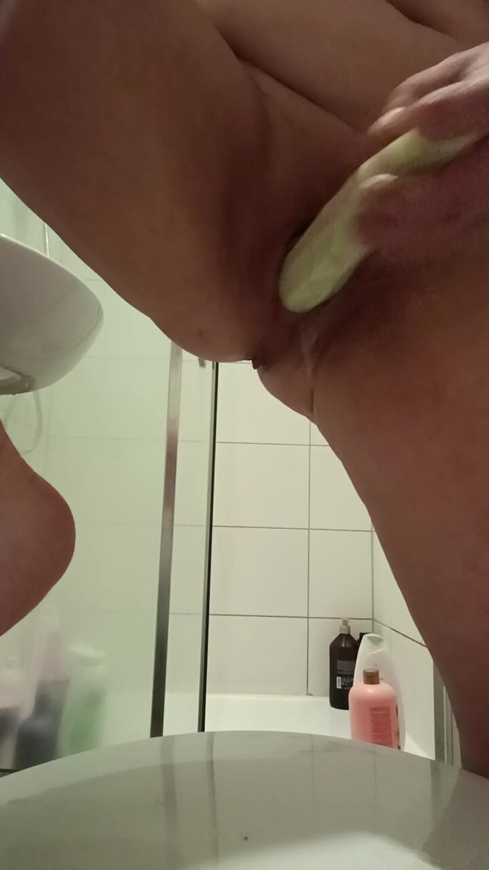 Dirty Milf: Masturbándose con un pepino