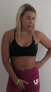 Nosy Callie nemůže odolat příležitosti špehovat ji kolem