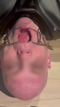 Veel spuug met bondage en wat naald cbt