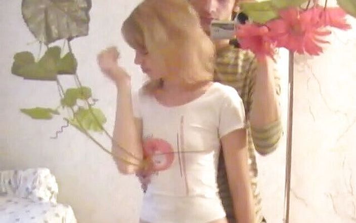 Young Libertines: L&amp;#039;adolescente stretta lo adora a pecorina