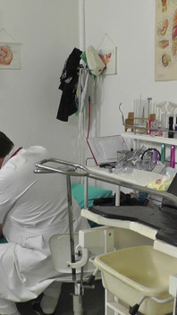 Ginecologo maturo - la bionda matura ama pisciare e scopare con la macchina del sesso con il suo folle dottore