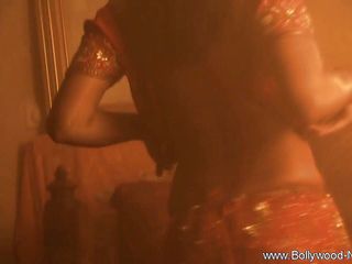 Bollywood Nudes: Heißes indisches schätzchen zeigt uns ihren erstaunlichen körper