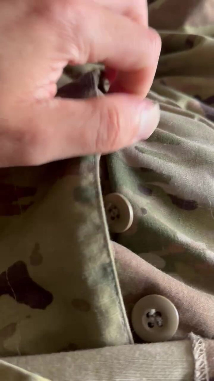 Gay Soldier Stuff: Un soldat de l’armée américaine en uniforme branle sa bite...